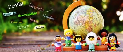 Globus mit Figuren als Sinnbild für Mehrsprachigkeit