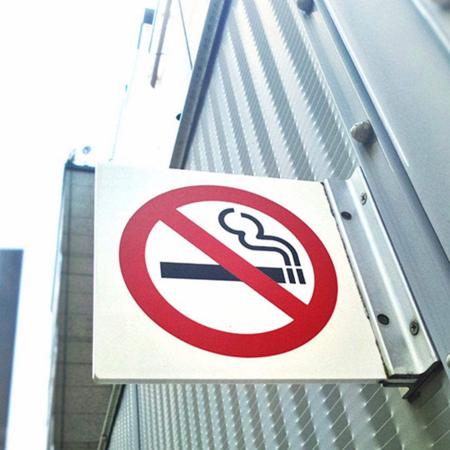 Rauchverbotsschild – Rauchen und Zahnimplantate
