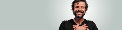 Entspannt lächelnder Mann, der seine Zahnarztangst überwunden hat