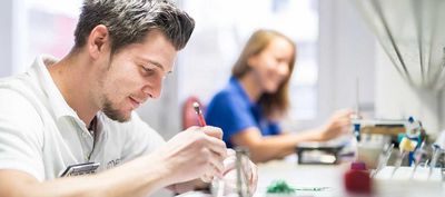 Zahntechniker im Dentallabor – Auslandszahnersatz