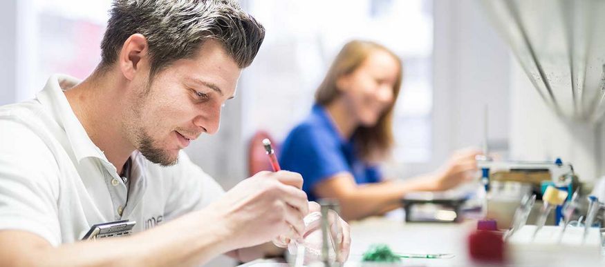 Zahntechniker im Dentallabor – Auslandszahnersatz