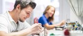 Zahntechniker im Dentallabor – Auslandszahnersatz