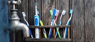 Optimale Mundhygiene: Zahnbürste, Zahnseide und Interdentalbürsten richtig anwenden
