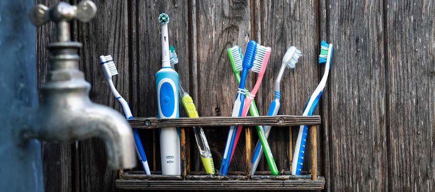 Optimale Mundhygiene: Zahnbürste, Zahnseide und Interdentalbürsten richtig anwenden