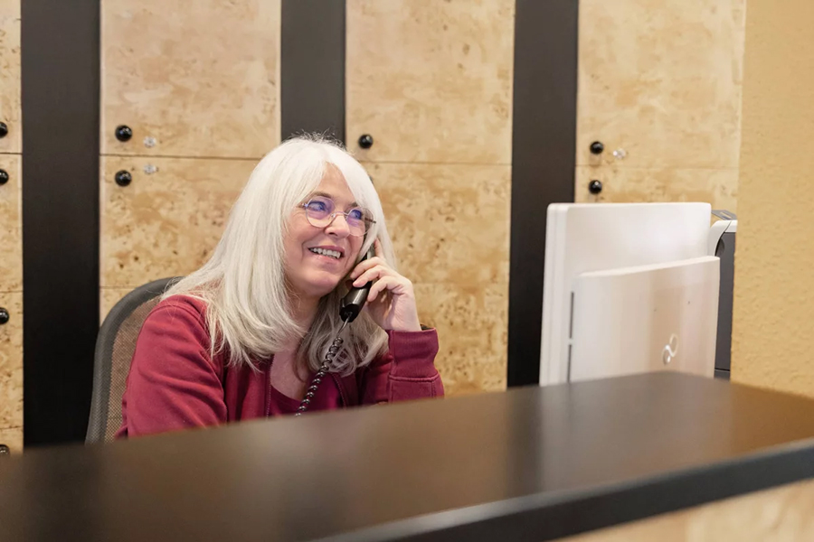 Dr. Susanne Axmann in Ludwigshafen - Praxisimpressionen Empfangsdame