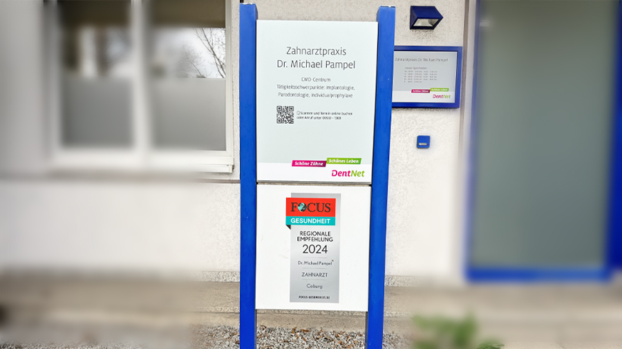 DentNet Zahnarztpraxis Dr. Michael Pampel in Coburg: Schild vor Eingang