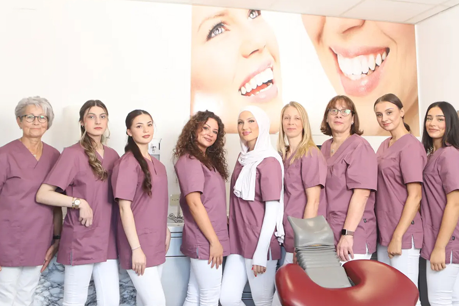 Zahnarzt in Dortmund: Yousef Azaar - Mitarbeiterin: Teamfoto