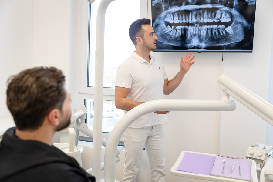 Zahnarztpraxis Lays Basmazi in München - Impressionen: Beratung