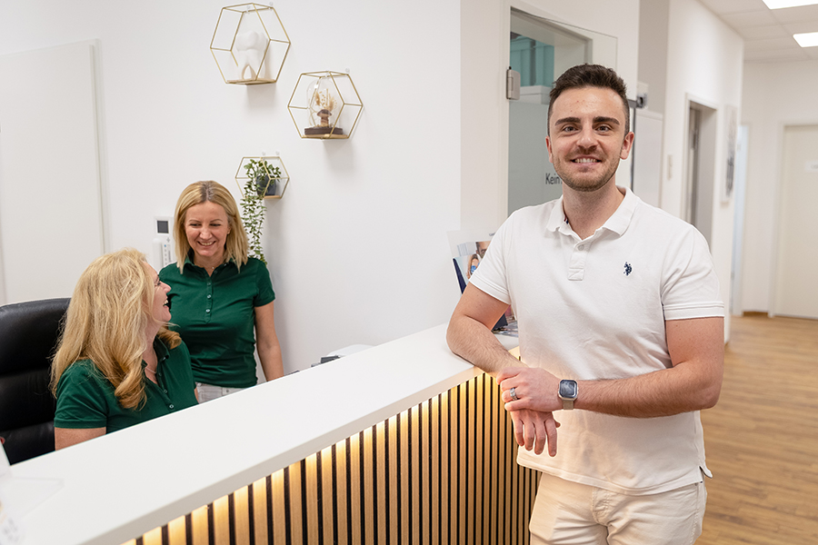 Zahnarztpraxis Lays Basmazi in München - Impressionen: Empfang