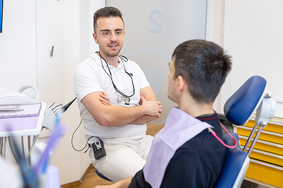 Zahnarztpraxis Lays Basmazi in München - Impressionen: Gespräch