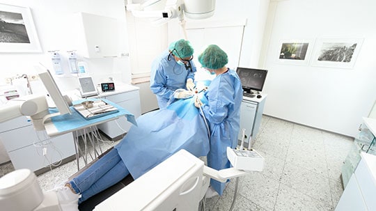 Zahnarzt Dr. Amir Dastghibi - MVZ Mundwelt 32 - Inplantologie