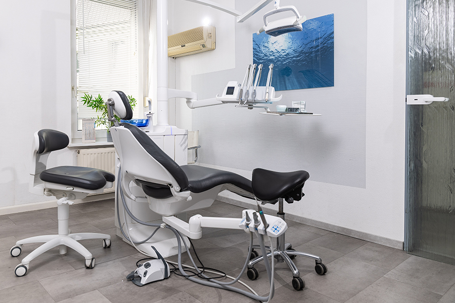 Zahnarzt Stefan Fastabend in Bochum: Praxisimpression Behandlungszimmer 2