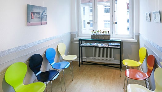Zahnarztpraxis Yasamin Hannemüller in Hamburg - Wartezimmer Zahnarztpraxis Yasamin Hannemüller in Hamburg - Wartezimmer