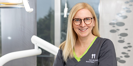 Angestellte Zahnärztin: Nicole Müller-Büchner