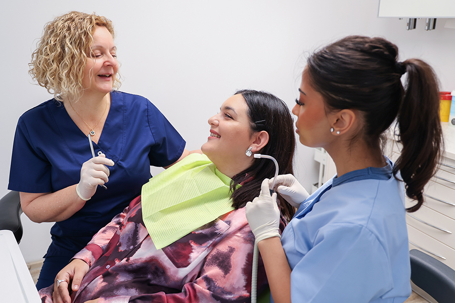 Zahnärztin Afroditi Koutsianou in Nürnberg: Praxisimpression Behandlung