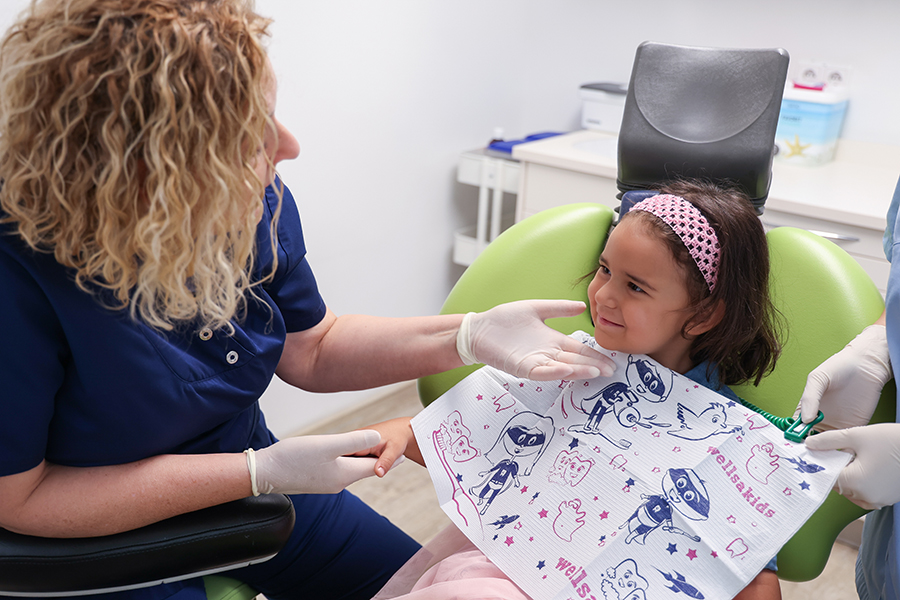 Zahnärztin Afroditi Koutsianou in Nürnberg: Praxisimpression Kind lächelt