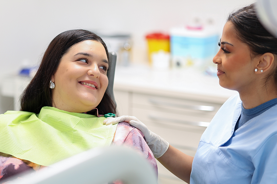 Zahnärztin Afroditi Koutsianou in Nürnberg: Praxisimpression Patientin lächelt