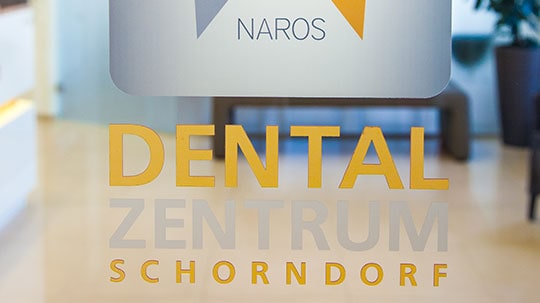 Dentalzentrum Schorndorf - Zahnarzt Ilias Naros - Eingangstür