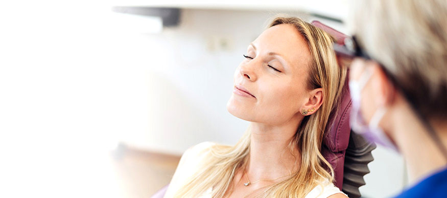 Entspannte Patientin – Hypnose beim Zahnarzt
