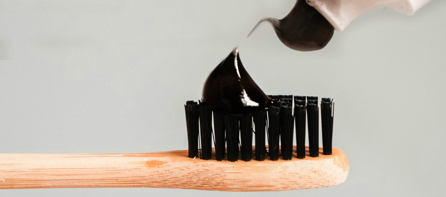 Schwarze Aktivkohle Zahncreme: Wirksamkeit und Anwendung für weiße Zähne