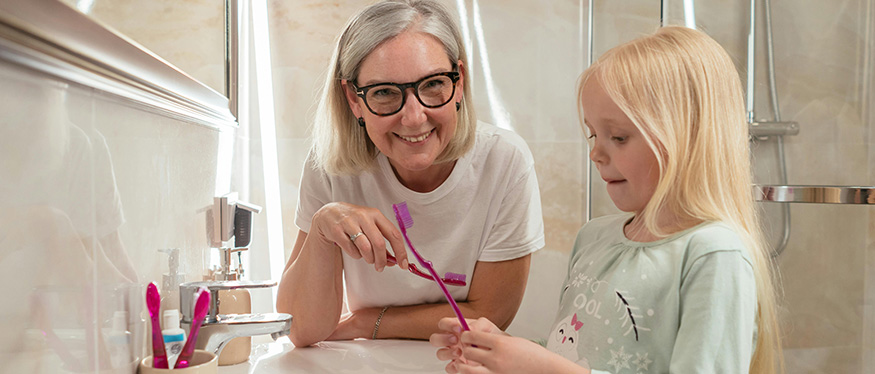 Zahnpasta für Kinder, Zahnpasta für Erwachsene, Zahnpasta für Senioren, altersgerechte Zahnpflege, Fluoridgehalt Zahnpasta, Zahnpasta Empfehlungen, empfindliche Zähne, DentNet, Ratgeber