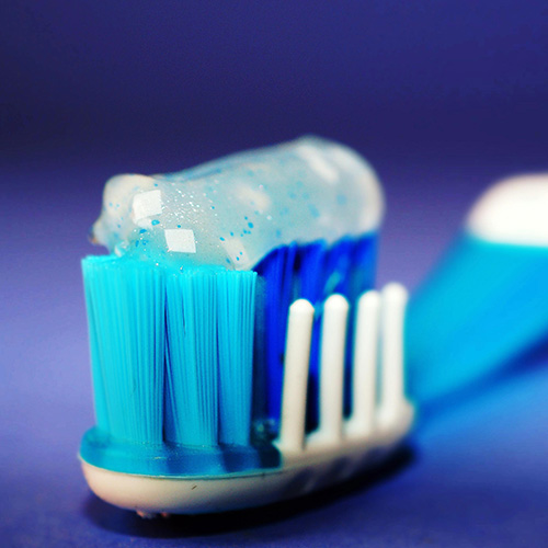 ## Zahnpasta für Kinder, Zahnpasta für Erwachsene, Zahnpasta für Senioren, altersgerechte Zahnpflege, Fluoridgehalt Zahnpasta, Zahnpasta Empfehlungen, empfindliche Zähne, DentNet, Ratgeber