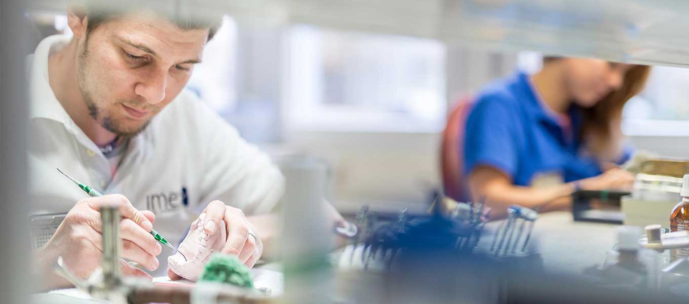 Zahntechniker bei der Arbeit