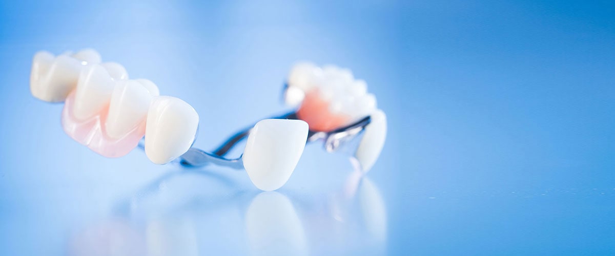 Zahnprothese rausnehmen