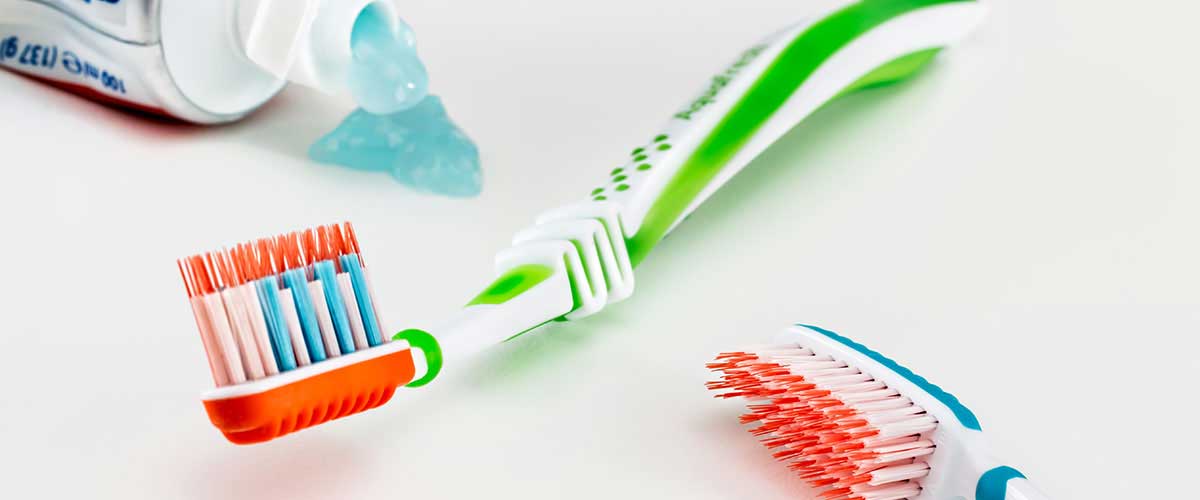 Tipps zur Zahnpflege - Zahnbürste und Zahnpasta
